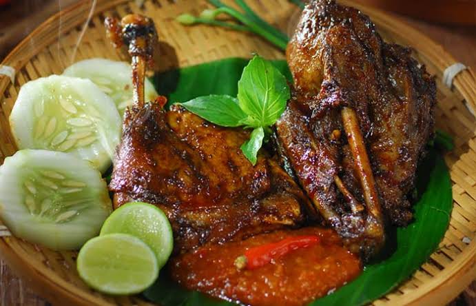 Bebek Bakar Lalapan Komplit
